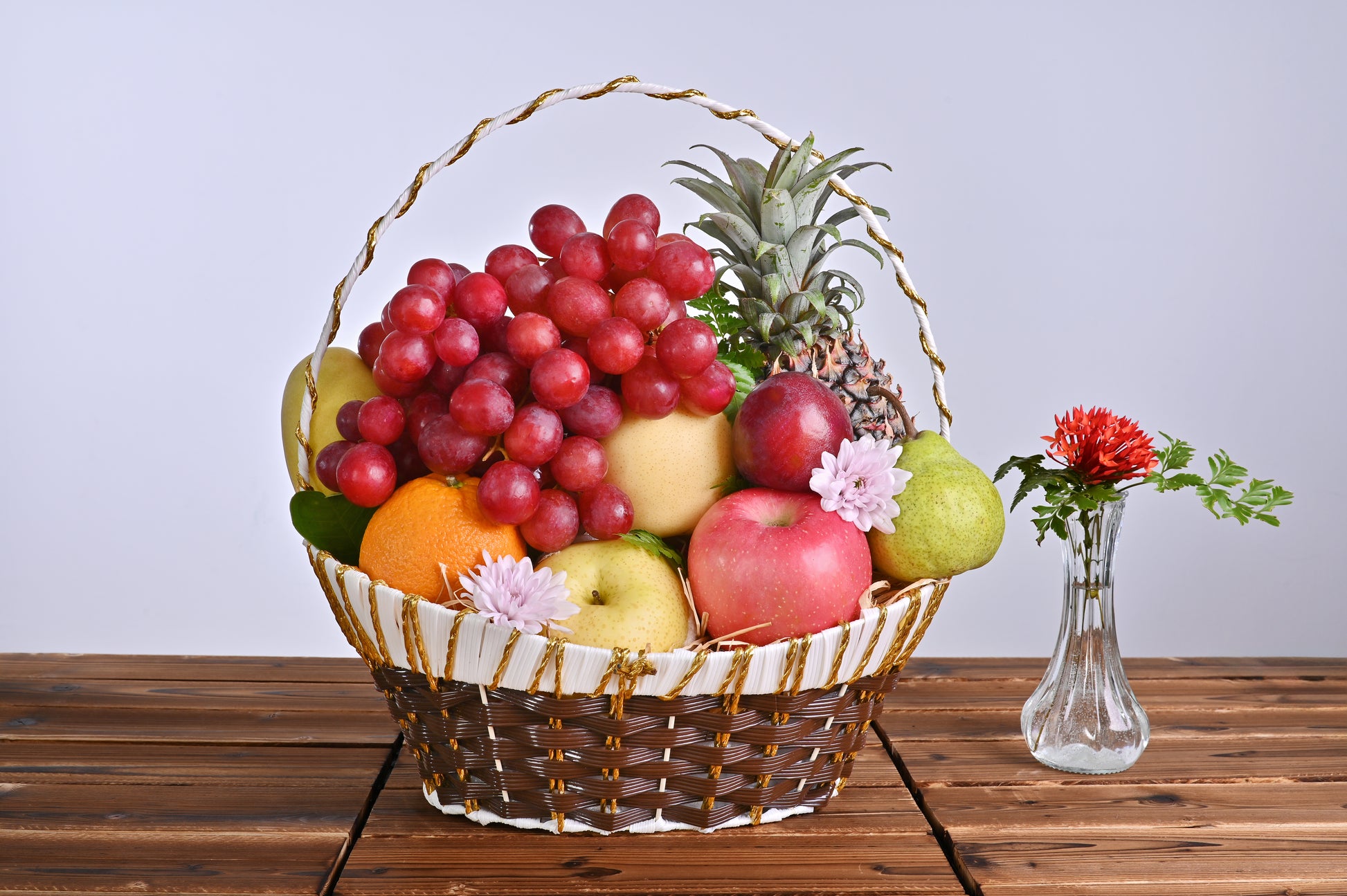 A variety of fresh fruits in Mesrabloom’s Gift Basket, making every occasion special